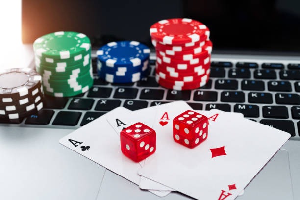 Antarmuka aplikasi mobile raja55 menampilkan menu permainan dan opsi deposit